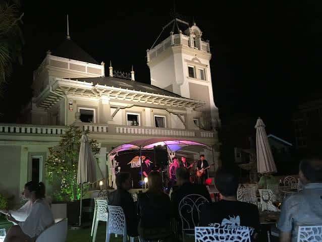Concierto en el jardín de La Casa N10 durante la noche