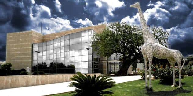 Vista exterior del Auditori de Torrent con fachada moderna y escultura de jirafa