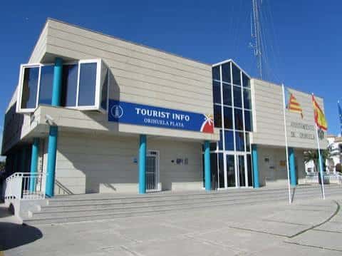 Oficina de Turismo en Orihuela Costa con arquitectura moderna
