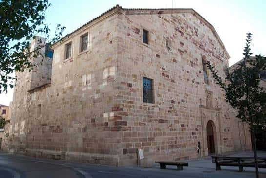 Vista exterior de la Iglesia de San Andrés en Zamora con fachada románica y detalles arquitectónicos