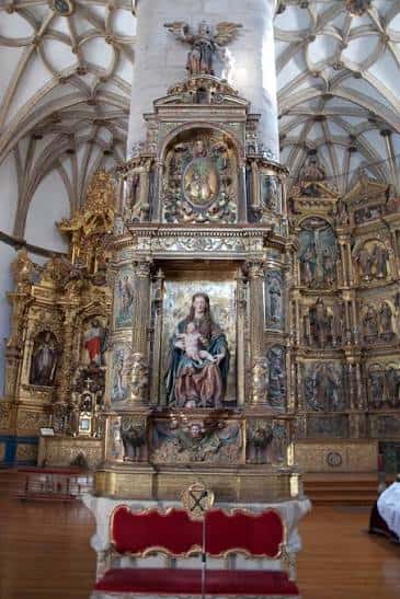 Detalle del retablo central de la Iglesia de San Andrés con imagen de la Virgen y Niño
