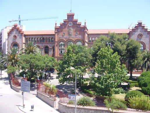 Vista panorámica de la fachada principal de la Escola Industrial en Terrassa