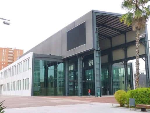 Vista exterior moderna de la Fira Sabadell con fachada de cristal y estructura metálica