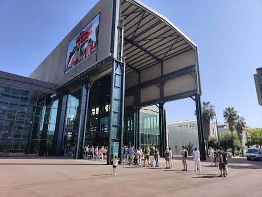 Entrada principal de la Fira Sabadell con público congregado bajo un gran toldo