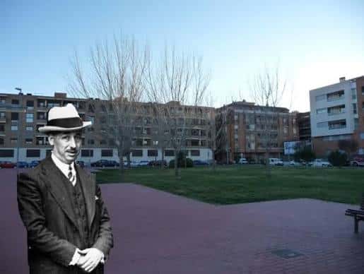 Estatua de Lluís Companys en el Parc Ferreries Nord con edificios residenciales al fondo