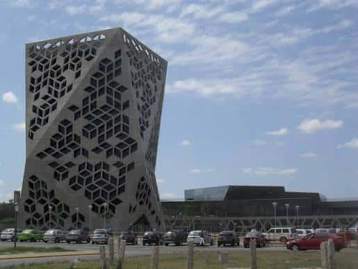 Vista exterior del Centro Cívico de Córdoba con su distintiva fachada geométrica bajo cielo azul