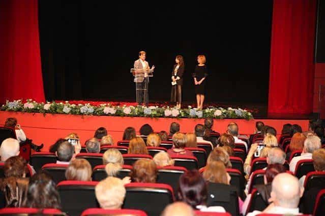 Ceremonia de inauguración del Teatro Maribel Verdú con autoridades en el escenario