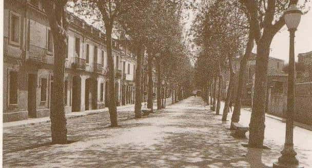 Fotografía histórica de la Rambla Rafael Casanova en Sant Boi (año 1934) mostrando el mercadillo al aire libre