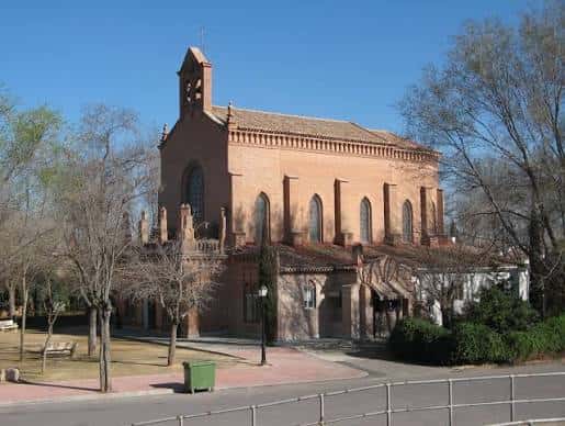 Vista exterior de la Ermita de Nuestra Señora del Val con su fachada de ladrillo y campanario