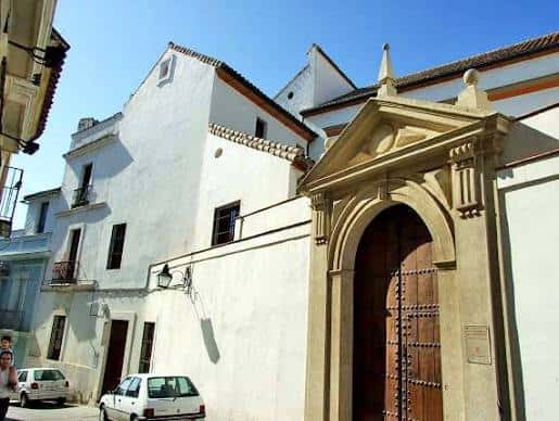 Fachada exterior del edificio con puerta monumental y arquitectura tradicional