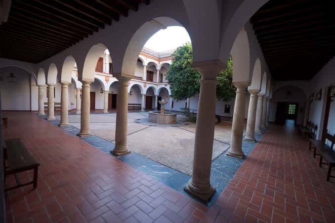Patio interior con arcos, columnas y fuente central