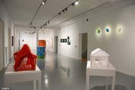 Galería moderna con obras de arte contemporáneo en exposición
