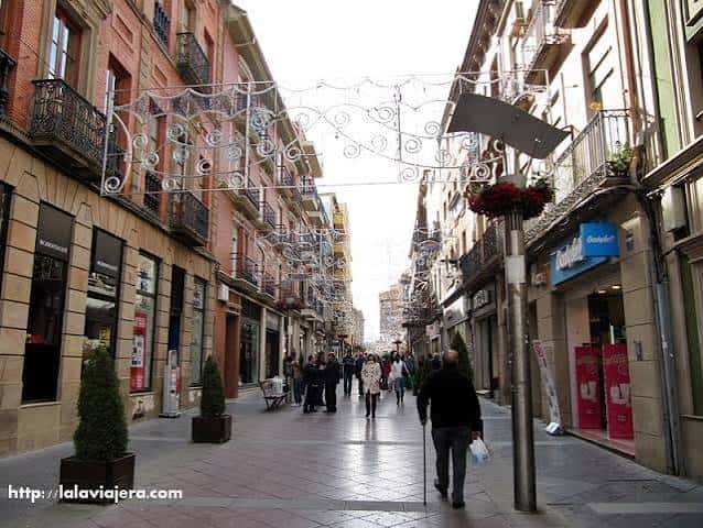 Vista del Pasaje del Comercio con decoración navideña y gente caminando
