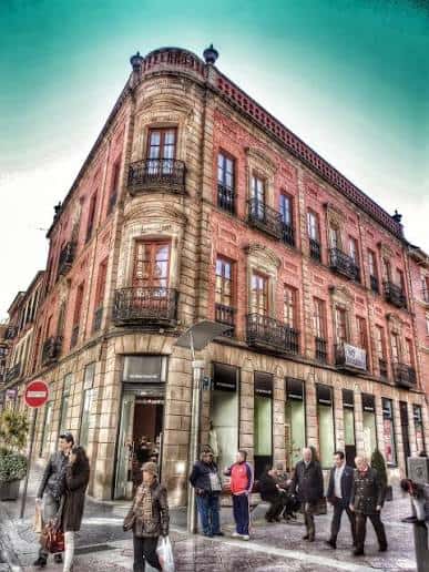 Fachada de un edificio histórico en la esquina del Pasaje del Comercio