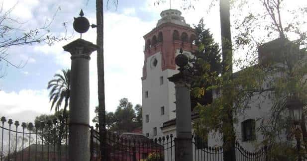 Vista de las columnas históricas y la torre del convento de La Rábida