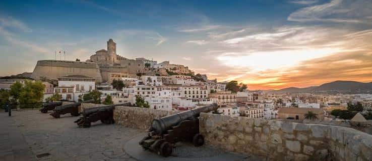 Panorámica del atardecer desde el Mirador de la Plaza de España con cañones históricos
