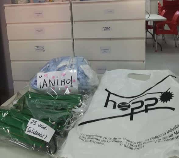 Mesa de organización con materiales y bolsas de la Fundación REDMADRE