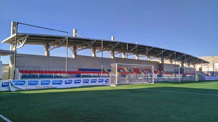 Vista general del campo de fútbol As Eiroás con gradas y portería