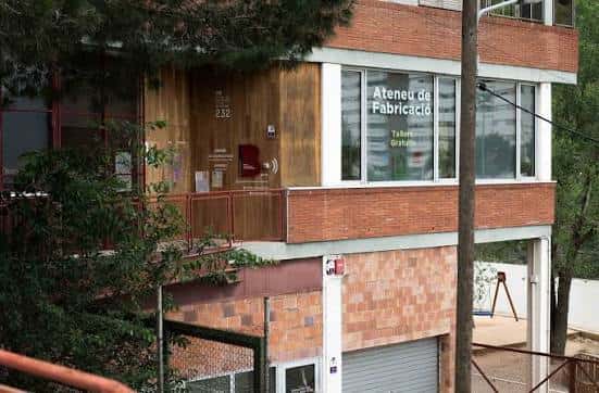 Fachada exterior del Ateneu de Fabricació Ciutat Meridiana con letrero visible