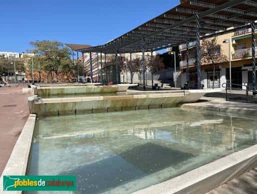 Detalle de la fuente escalonada en el centro de la plaza