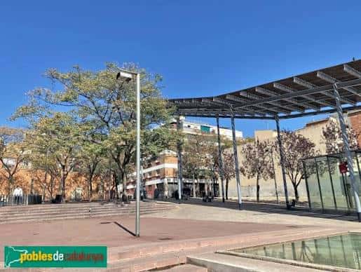 Área arbolada y zona de descanso junto a la estructura moderna