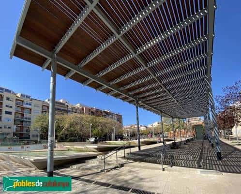 Perspectiva bajo la cubierta metálica con sombras proyectadas en el suelo
