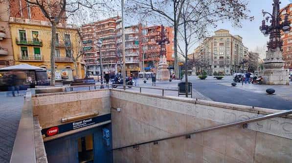 Entrada a la estación de metro Gaudí en Barcelona