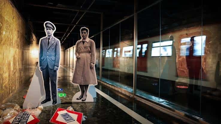 Interior de la estación fantasma con maniquíes y tren