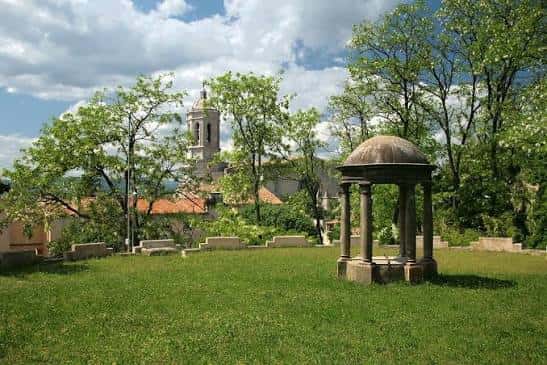 Vista panorámica de los Jardins dels Alemanys con el mirador y la ciudad de Girona al fondo