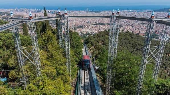 Vista aérea del funicular cruzando el bosque hacia la ciudad