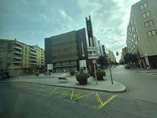 Plaza urbana con edificios contemporáneos y señalización vial