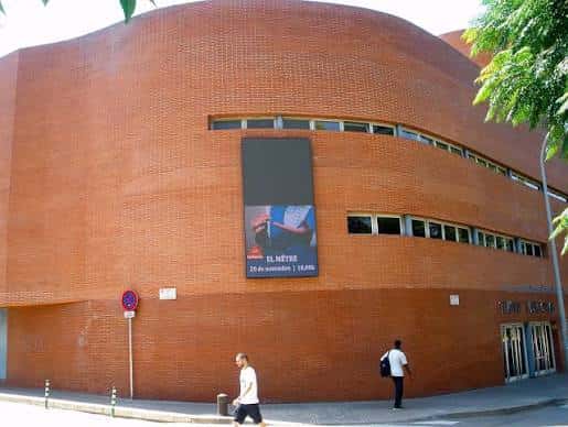 Vista exterior del Teatre Municipal La Sala con su característica fachada de ladrillo rojo