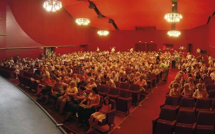Interior del auditorio lleno de público durante una función