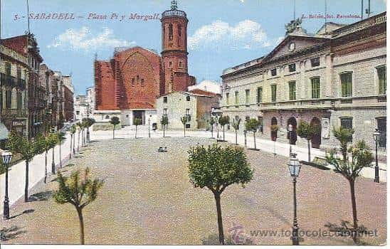 Plaza Pi i Margall en Sabadell con iglesia y ayuntamiento al fondo