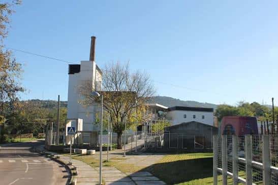Vista exterior del Espacio para la Creación Joven con chimenea industrial