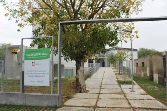 Entrada principal del recinto con señalización institucional