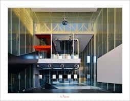 Interior moderno del espacio con estructura de cristal y escalera