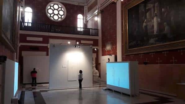 Interior de la Capella con exposición artística y detalles arquitectónicos