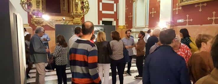 Evento social en el interior de la Capella con invitados reunidos