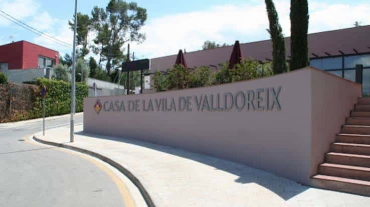 Fachada principal de la Casa de la Vila de Valldoreix con letrero institucional