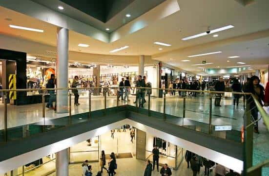 Interior del centro comercial mostrando los pasillos y tiendas en varios niveles