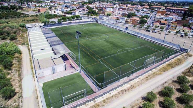 Vista aérea del campo de fútbol La Pastoreta con gradas y alrededores