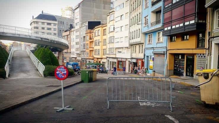 Calle Industrial en A Coruña con barreras y señalización de cierre por fiestas