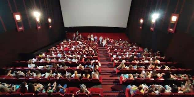 Sala de cine llena de espectadores durante una proyección