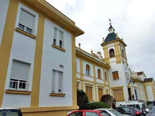 Fachada principal del edificio de la Cruz Roja en Córdoba con torre y detalles arquitectónicos