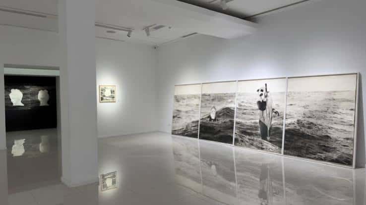 Vista del espacio expositivo con grandes fotografías instaladas en pared