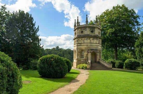 El Templo de San Juan, una estructura clásica en medio de los jardines formales