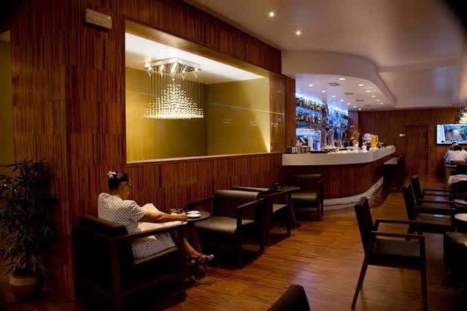 Interior acogedor del Tragaluz con barra de bar y zona de lectura