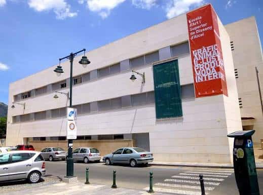Vista exterior del edificio de la Escuela de Arte y Superior de Diseño de Alcoi con fachada moderna y letrero rojo