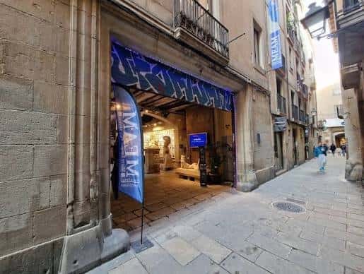 Vista exterior de la entrada del MEAM en una calle empedrada de Barcelona